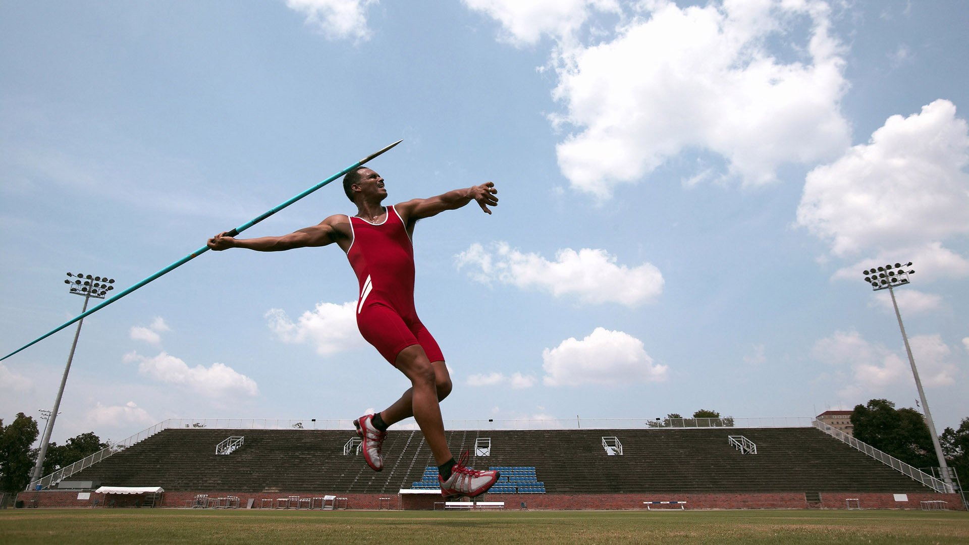 “泥泞冲刺：雨后赛道上的疯狂追逐”，雨后泥泞的路