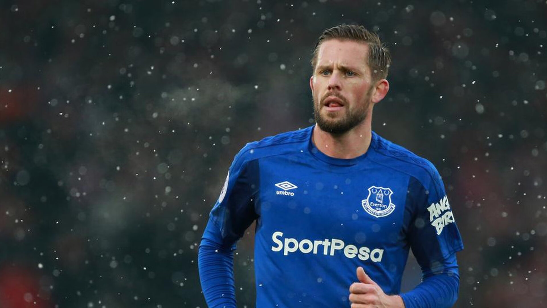 意大利骑手格里高利·瓦特莱特在2024年国际马术联合会障碍赛世界巡回赛中以“Maximus”马匹获得个人第五名,展现坚韧精神。